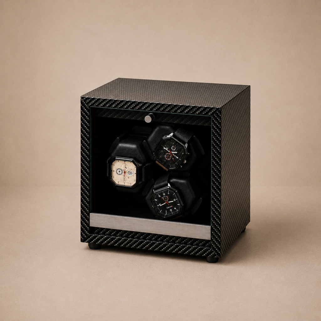 Remontoir montre triple carbone Triomine, façade vitrée, éclairage LED bleu